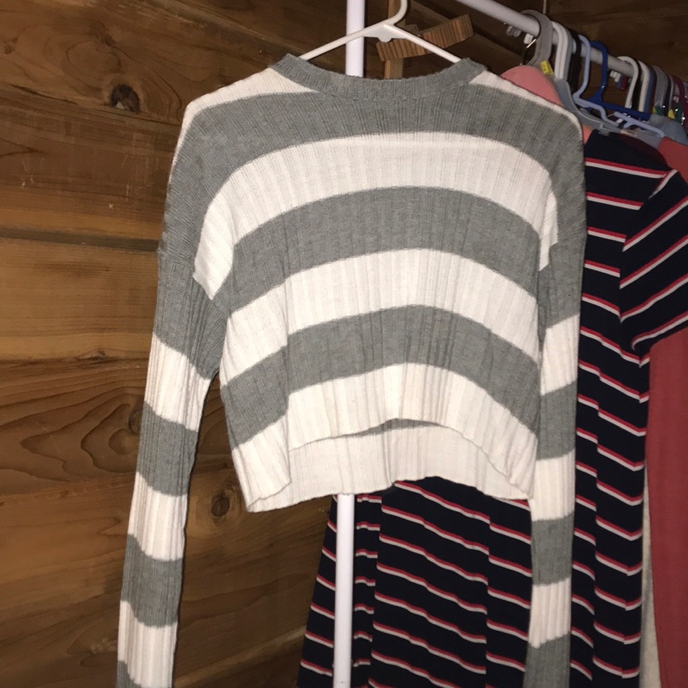 Stripped white and grey long sleeve crop top